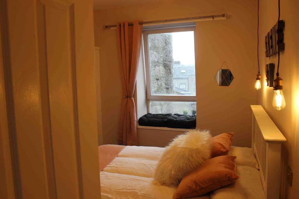 Executive Top Floor 1 Bedroom Apartment Абердин Экстерьер фото